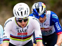 radsport uci worldtour tour de romandie martigny 170 60 km 1 etappe der slowene tadej pogacar vom uae team emirates xrg klettert vor dem deutschen florian lipowitz vom team red bull bora hansgrohe
