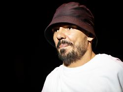 rapper capital bra steht auf der buehne