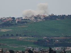 rauch steigt nach israelischem bombardement im suedlibanon auf gesehen von nordisrael aus