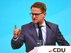 rede carsten linnemann generalsekretaer gestik einzelbild angeschnittenes einzelmotiv halbfigur halbe figur 38 parteitag der christlich demokratischen union cdu am 20 und 21 02 2026 messe stuttgart