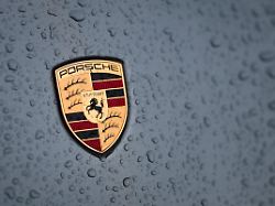 regentropfen sammeln sich auf einem porsche logo der gewinn des stuttgarter sportwagenbauers brach 2025 drastisch ein