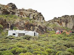 rettungseinheiten sind nach einem schweren busunglueck auf der landstrasse gm 2 im einsatz das fahrzeug sei eine boeschung hinuntergestuerzt teilte der lokale notdienst mit