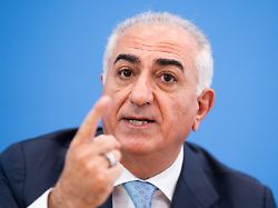 reza pahlavi der sohn des frueheren iranischen schahs nimmt an einer pressekonferenz zur aktuellen lage im iran im haus der bundespressekonferenz teil