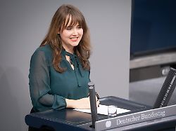 ricarda lang gruene im portrait bei ihrer rede zum tagesordnungspunkt arbeitsbedingungen in der paketzustellung bei der 48 sitzung des deutschen bundestag in berlin 05 12