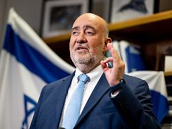ron prosor botschafter israels in deutschland spricht in einem dpa interview zur aktuellen lage in israel in der israelischen botschaft in berlin