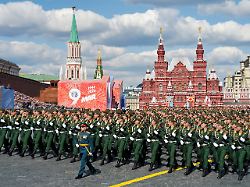 russische soldaten marschieren auf dem roten platz waehrend der militaerparade zum tag des sieges anlaesslich des 78 jahrestages des endes des zweiten weltkriegs