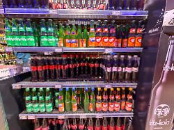 symb getraenke regal mit coca cola sprite fanta plastik einwegflaschen im getraenkemarkt zum verkauf