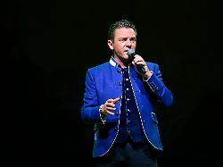 saenger und moderator stefan mross bei der jubilaeums tournee von immer wieder sonntags in der meistersingerhalle nuernberg 31 03