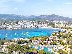 santa ponsa spanien 27 mai 2025 santa ponsa auf mallorca luftbild von oben urlaub am meer strand bucht mit booten reise in santa ponsa spanien