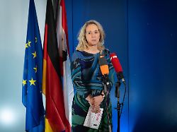 sarah wedl wilson parteilos berliner senatorin fuer kultur und gesellschaftlichen zusammenhaltt spricht waehrend eines pressestatements zu den folgen des rechnungshofberichtes