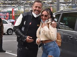 schauspieler und reality star willi herren und seine tochter alessia bei der eroeffnung seiner willi herrens rievkooche bud willi herren s reibekuchen bude ein foodtruck auf dem segros gelaende