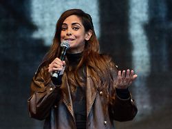 schauspielerin collien fernandes spricht auf der buehne auf dem rathausmarkt waehrend der demonstration gegen sexualisierte gewalt gegen frauen