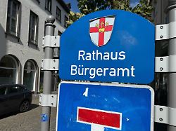 schilder weisen auf das rathaus buergeramt in koblenz hin