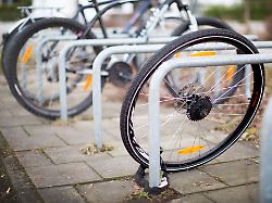 schon wieder eins weg 2024 wurden ueber 245 000 fahrraeder als gestohlen gemeldet die meisten bleiben verschwunden