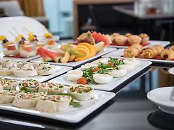 sich beim fruehstueck kleine snacks fuer unterwegs mitzunehmen verstoesst meist gegen die regeln des hotels