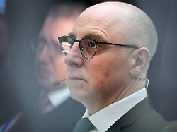 sinan selen praesident des bundesamtes fuer verfassungsschutz bfv verfolgt im allianz forum die eroeffnung der 19 sicherheitstagung des bundesamtes fuer verfassungsschutz