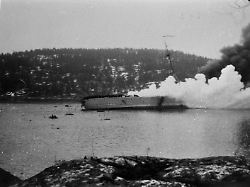 skagerak oslofjord 9 april 1940 the heavy cruiser bluecher crew swim ashore after the torpedoing