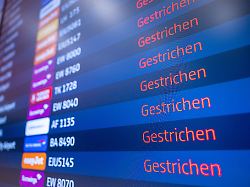 so duerfte es am mittwoch auf den anzeigetafeln des ber aussehen alle geplanten starts am hauptstadtflughafen wurden gestrichen