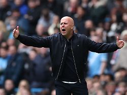 soccer football fa cup quarter final manchester city v liverpool etihad stadium manchester britain april 4 2026 liverpool manager arne slot reacts during the match reuters phil noble
