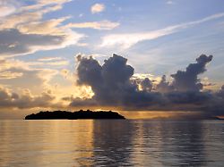 sonnenaufgang zwischen den inseln der nord molukken in der molukkensee indonesien halmahera