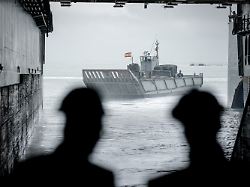 spanische soldaten und material werden auf einem amphibischen landungsschiff auf dem spanischen stuetzpunkt rota im rahmen des manoevers steadfast dart 26 verladen