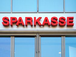 sparkasse schriftzug an der fassade einer filiale universalbank