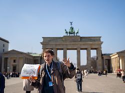 stadtfuehrer leon gordobil vom tourenveranstalter original berlin walks steht vor dem berliner dom vor dem brandenburger tor vor dem reichstag