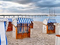 strand und seebruecke bei regenwetter in scharbeutz schleswig holstein deutschland