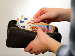 symbolbild eine frau zaehlt ihre geldscheine ihrem portemonnaie in zeiten von steigenden energiekosten muessen viele buerger den sparen