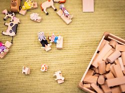 symbolbild kindergarten baukloetze und spielfiguren liegen verstreut auf einem teppich aufgenommen im rahmen der didacta bildungsmesse in koeln 10 03 2026