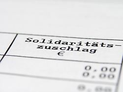 symbolbild solidaritaetszuschlag auf steuerbescheid 29 01 2026 der solidaritaetszuschlag ist auf einem steuerbescheid des finanzamt ausgewiesen