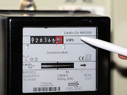 symbolbild zu steigenden stromkosten und kosten fuer heizung waerme oel gas und energie durch die aktuelle krise und krieg zwischen russland und der ukraine