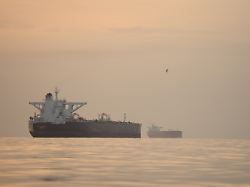 tanker ankern in der strasse von hormuz vor der kueste der insel qeschm