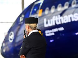 tarifkonflikt lufthansa kabinenpersonal der lufthansa streikt freitag 10 04 2026 archivfoto stewardess vor lufthansa jet airbus a 350 900 rostock crew kabinenpersonal