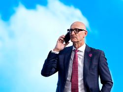 telekom chef timotheus hoettges vorstandsvorsitzender der deutschen telekom telefoniert mit einem handy bei der hauptversammlung der deutsche telekom ag im world conference center bonn bonn 01 04