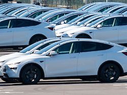 tesla gigafactory in gruenheide zahlreiche frisch produzierte model y fahrzeuge stehen eng aneinandergereiht auf dem auslieferungsparkplatz des werks 1