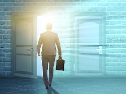 the businessman walking towards open door modellfreigabe vorhanden
