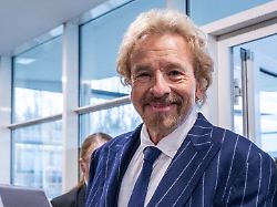thomas gottschalk showmaster kommt zur verleihung des menschen in europa awards der preis wird von der passauer neuen presse vergeben
