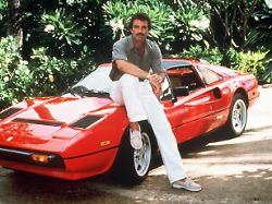 tom selleck als thomas magnum mit seinem roten ferrari in einer szene der tv serie magnum aufnahme von 1985