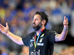 trainer bennet wiegert scm gestik halbfinale bergischer hc bhc sc magdeburg scm am 18 04 2026 handball dhb pokal final4 vom 18 04 19 04 2026 in koeln deutschland