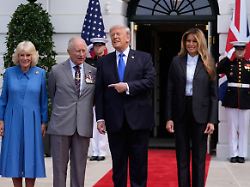 us praesident donald trump 2 v r und first lady melania trump r begruessen den britischen koenig charles iii und koenigin camilla bei der verabschiedungszeremonie auf dem suedrasen des weissen hauses