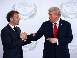 us praesident donald trump r nimmt neben emmanuel macron praesident von frankreich am gaza gipfel unter vorsitz von aegyptens praesident al sisi teil
