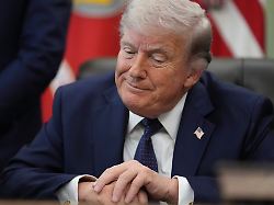 us praesident donald trump spricht waehrend eines treffens zwischen den botschaftern israels und des libanon im oval office im weissen haus