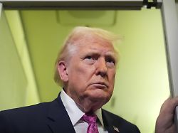 us praesident donald trump spricht zu reportern an bord der air force one auf dem weg von west palm beach zur joint base andrews