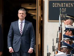 us verteidigungsminister kriegsminister pete hegseth begruesst den indonesischen verteidigungsminister nicht im bild am montag in washington im pentagon zu einem treffen