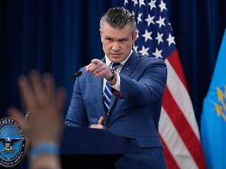 us verteidigungsminister pete hegseth spricht waehrend einer pressekonferenz im pentagon