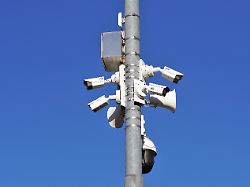 ueberwachungstechnik mit mehreren kameras auf einem platz rundumueberwachung diebstahlschutz abschreckung sicherheit hier ueberwachung der parkflaeche eines autohauses