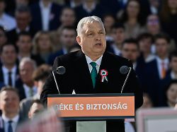 ungarns ministerpraesident viktor orban spricht zu seinen anhaengern waehrend einer demonstration