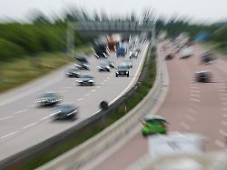 viele autos viele spuren manchmal geht es auf der autobahn hoch her und es kann zu missverstaendnissen kommen etwa beim ueberholen