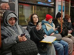 viele russen beklagen sich ueber die staendigen abschaltungen des mobilen internets